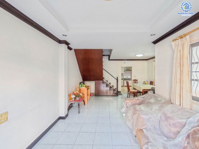 ทาวน์เฮ้าส์มือสองย่านกรุงเทพฯ ม.บ้านรุ่งเรือง สรงประภา เนื้อที่มากถึง 24.2 ตร.ว. ฟังก์ชัน 3 ห้องนอน 2 ห้องน้ำ 1 ที่จอดรถ แถมฟรี! 2 เครื่องปรับอากาศ บนทำเลเยี่ยม ใกล้รถไฟฟ้าสายสีแดง "สถานีดอนเมือง" และทางด่วน "อุตราภิมุข" ในราคาคุ้มสุดในย่าน! จองเลย!